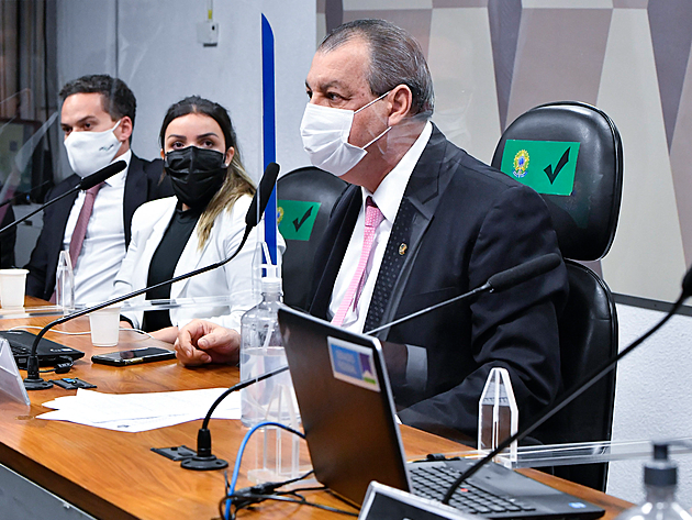 Diretora técnica da Precisa Medicamentos, Emanuela Medrades (esq.), e o presidente da CPI da Pandemia, o senador Omar Aziz (dir.) Waldemir Barreto/Agência Senado