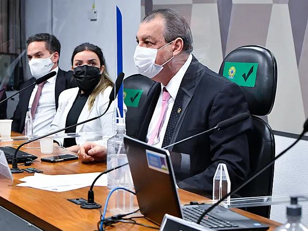 Diretora técnica da Precisa Medicamentos, Emanuela Medrades (esq.), e o presidente da CPI da Pandemia, o senador Omar Aziz (dir.)