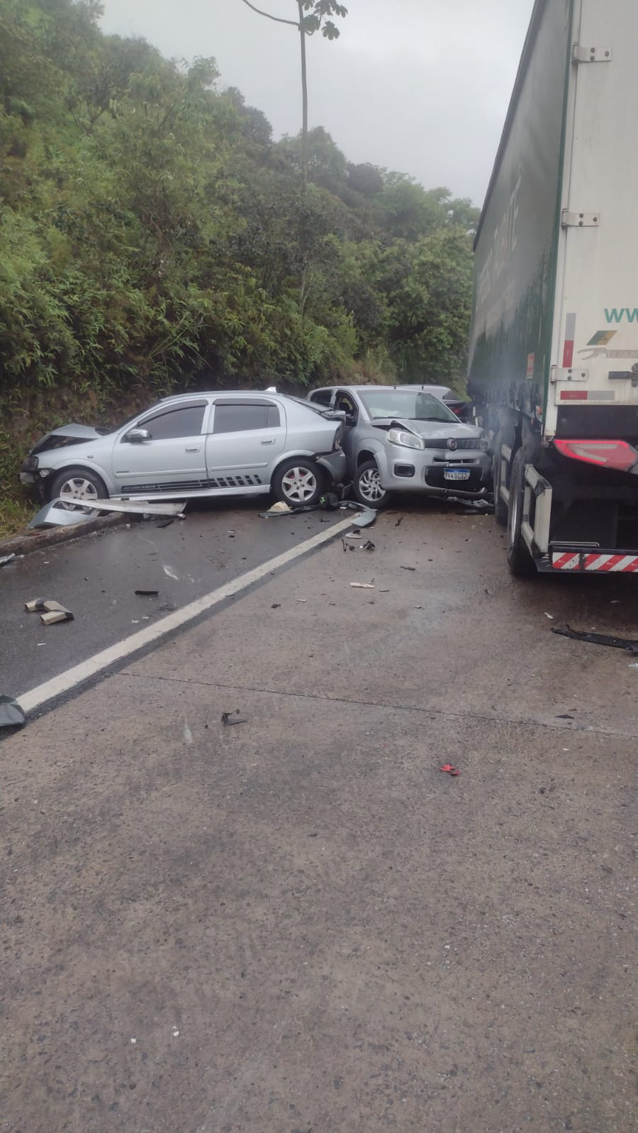 Acidente grave envolvendo carreta interdita descida da Serra de Petrópolis Ouvinte BandNews FM