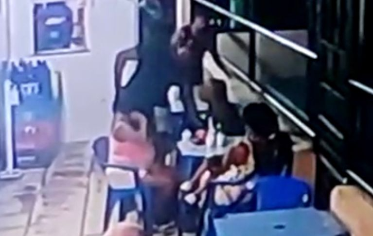 PM atirou em colega dentro de um bar, em um condomínio, na Zona Norte do Rio. Reprodução 