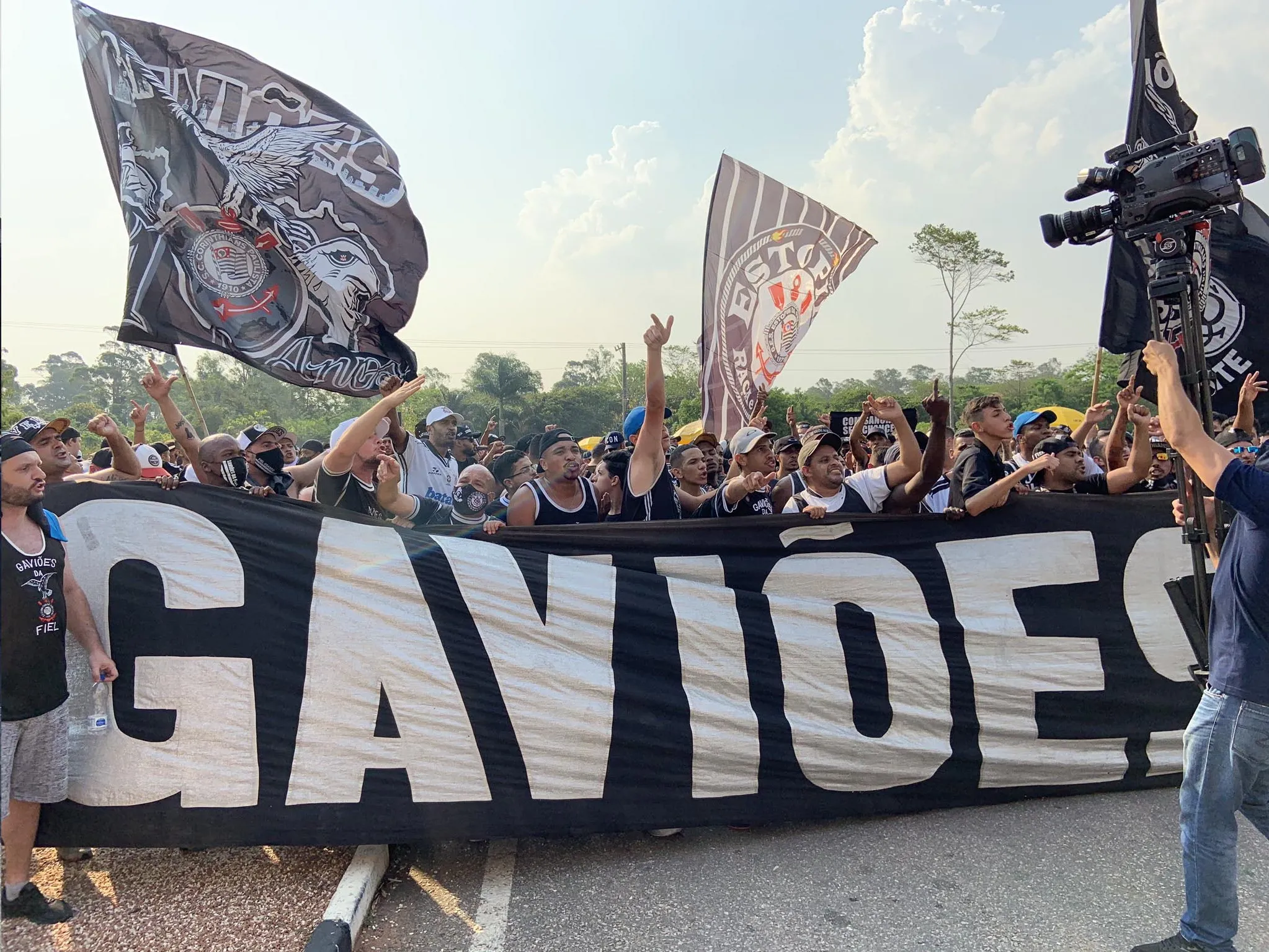 Cerca de 500 torcedores protestaram em frente ao CT do Corinthians nesta terça
