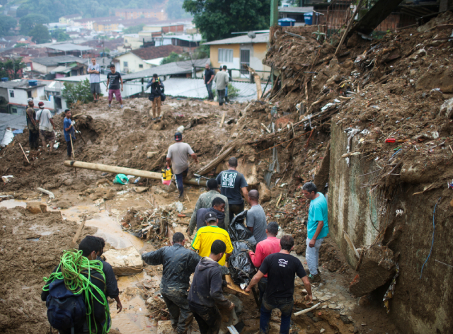 Após tempestade na Região Serrana do Rio de Janeiro, moradores ficaram desabrigados Foto: RICARDO MORAES/Reuters