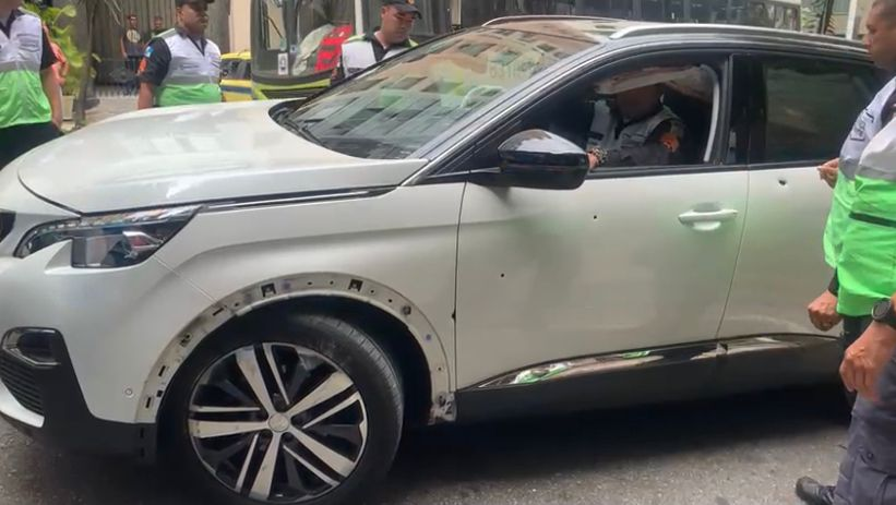 Motorista teve carro baleado pela Polícia depois de atropelamento Reprodução