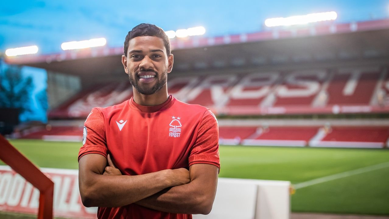 Renan Lodi joga pelo Nottigham Forest atualmente.  Foto: Divulgação/Nottingham Forest