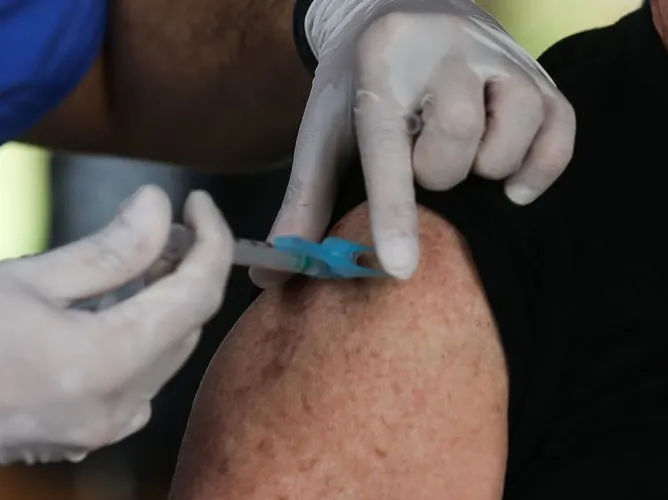 Pesquisa estima que 40 mil mortes de idosos foram evitadas pela vacinação contra a Covid-19 no Brasil