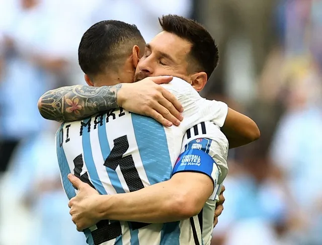 Messi e Di Maria comemoram o primeiro gol da Argentina