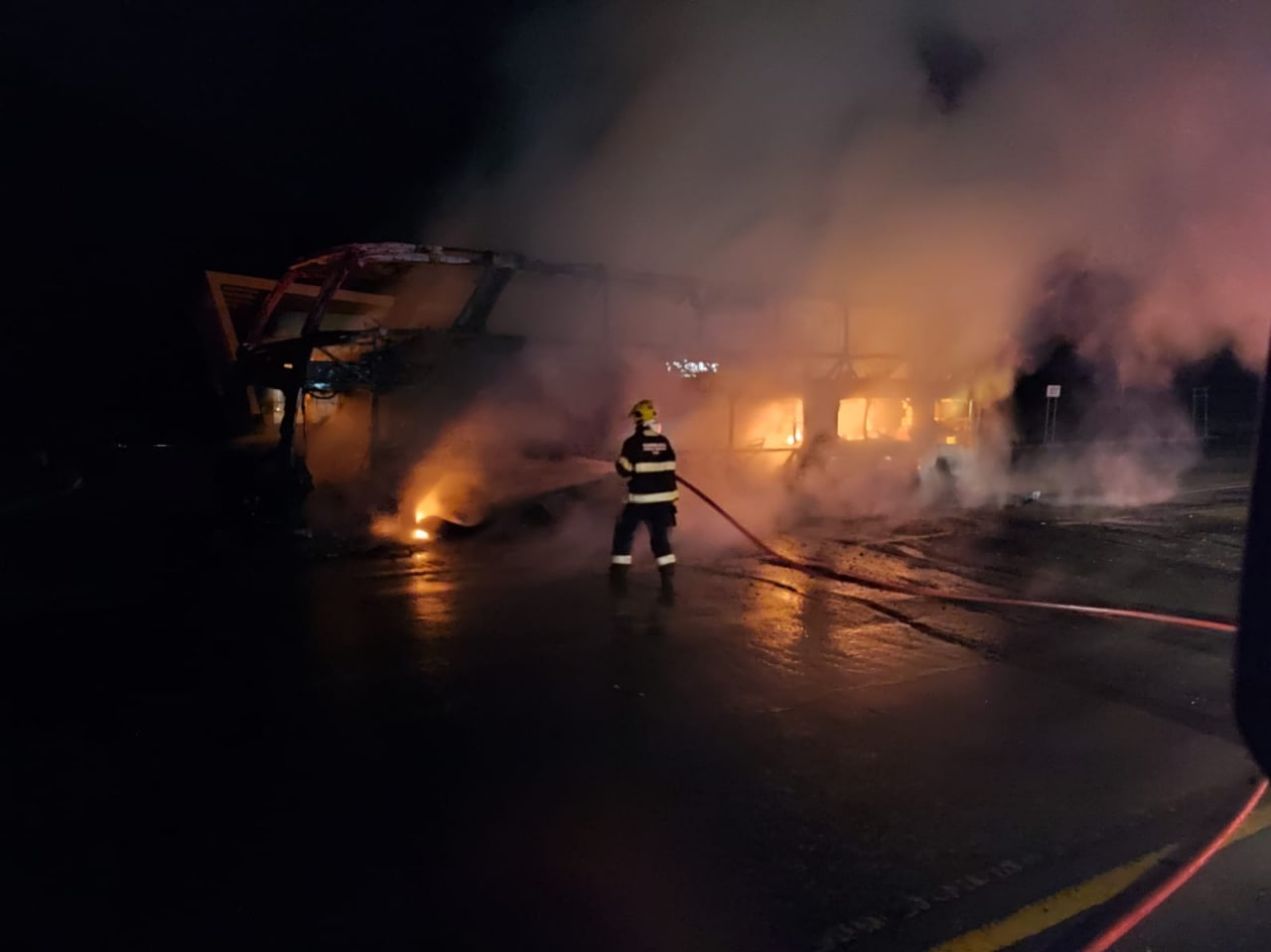 Motorista percebeu que uma das rodas traseiras estava em chams durante a viagem Corpo de Bombeiros