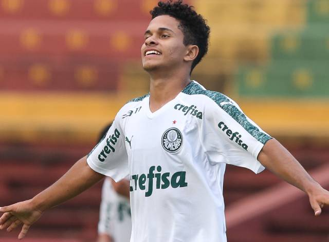 “Mais jogador que o Endrick”: Neto se impressiona com atacante do Palmeiras