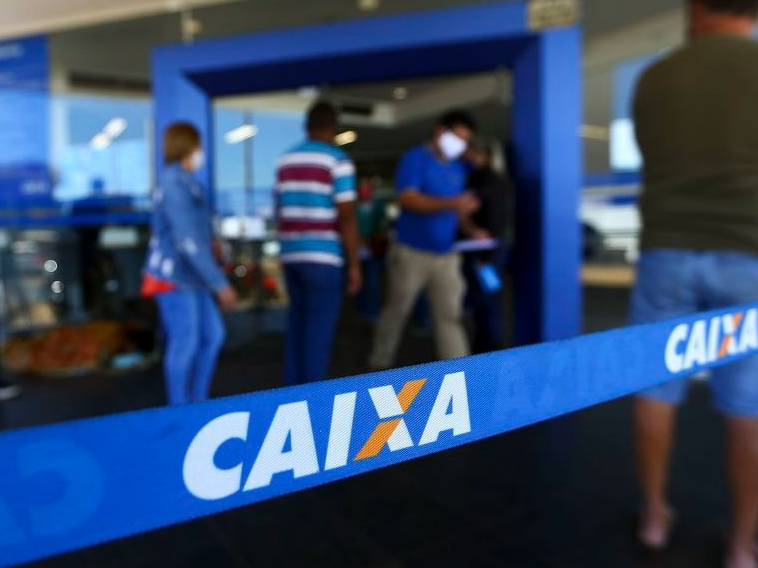 Retirada de auxílio emergencial no banco Caixa Econômica Foto: Agência Brasil / Marcelo Camargo