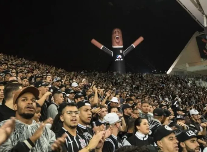 Boneco inflável criado pela Ale para o Corinthians