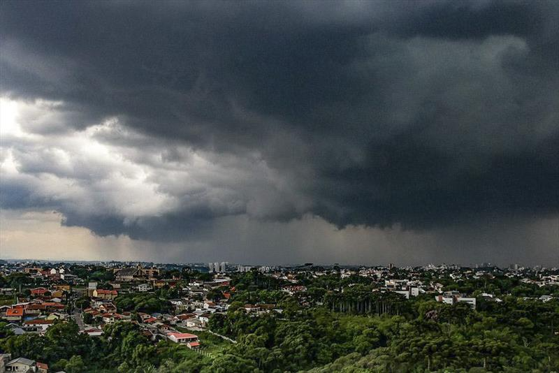 Forte temporal em Curitiba deixa rastro de destruição em várias partes da cidade