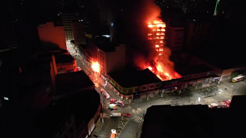 Prédio atingido é um depósito de mercadorias e as chamas se espalharam  Foto: Reprodução 