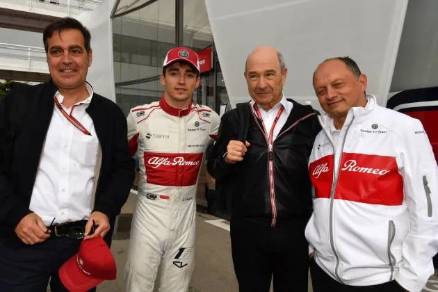 Alfa Romeo em foto 2018: Picci (à esq.), Leclerc (hoje na Ferrari), Peter Sauber e Vasseur