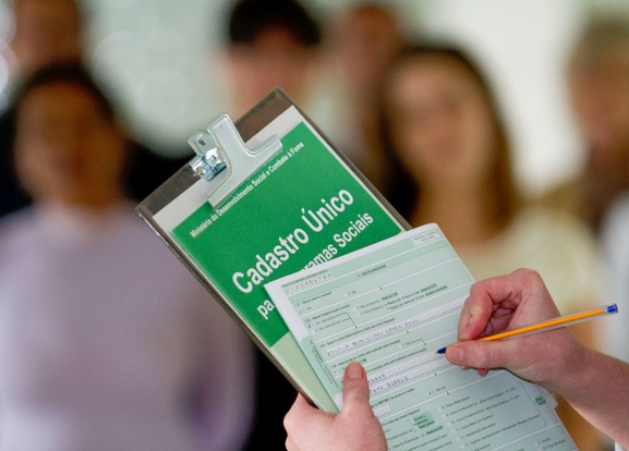 Pelo aplicativo do Cadastro Único é possível verificar a convocação. Foto: Agência Brasil