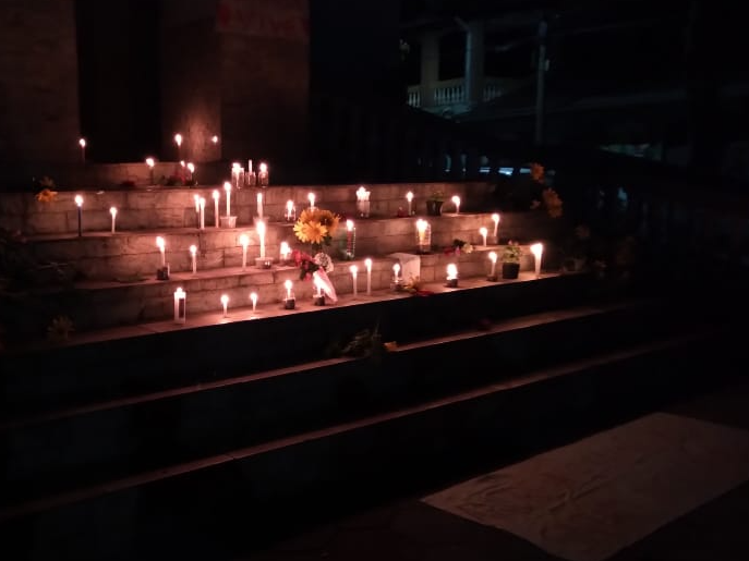 Os moradores acenderam velas e fizeram um cartaz em frente à igreja do bairro Arquivo Pessoal