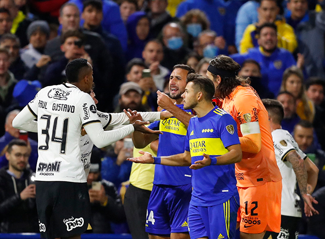 Em jogo com muita confusão, Corinthians empata com o Boca Juniors