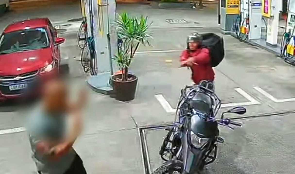 Policial a paisana é baleado durante assalto a posto de combustíveis Reprodução