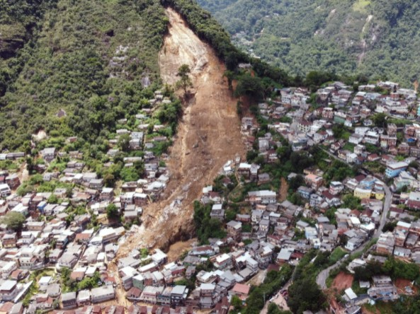 Buscas por sobreviventes continuam com a ajuda de bombeiros e voluntários  Foto: Reuters