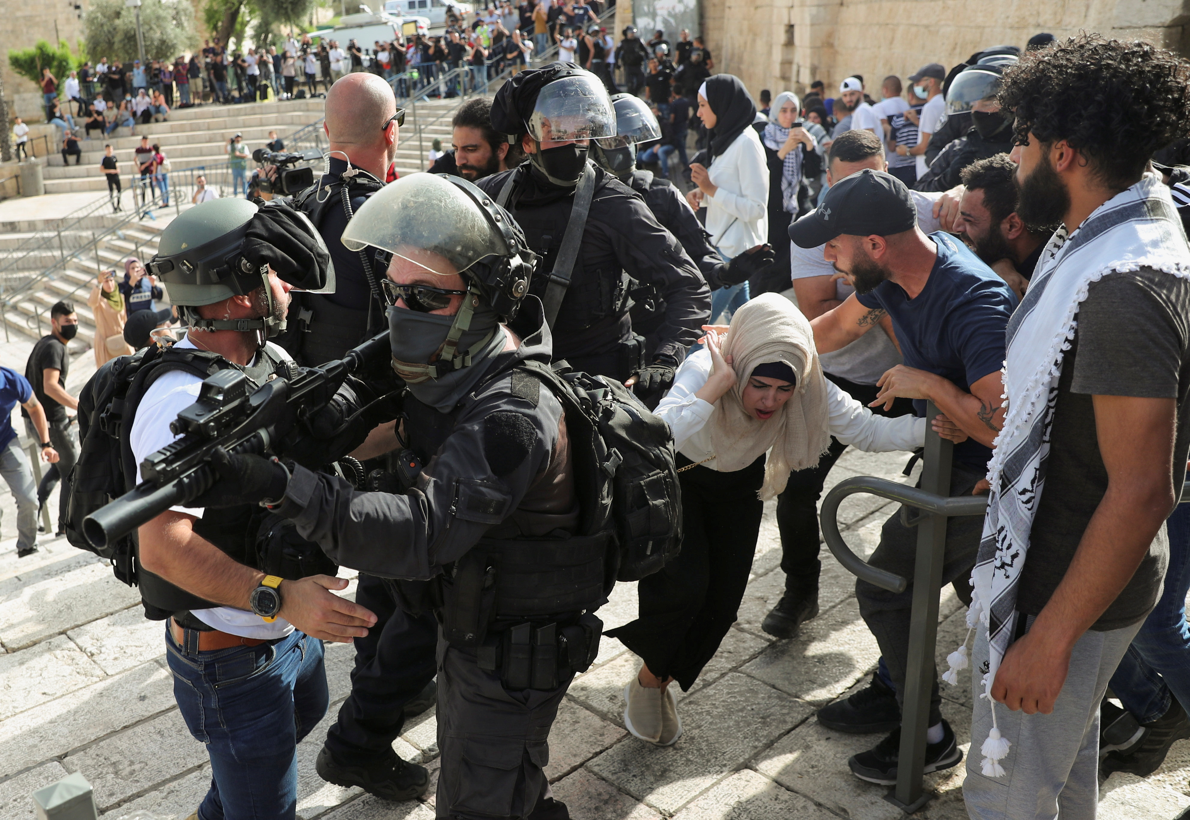 Os conflitos entre manifestantes palestinos e a polícia israelense ocorrem ao redor da mesquita Al-Aqsa Foto: Reuters