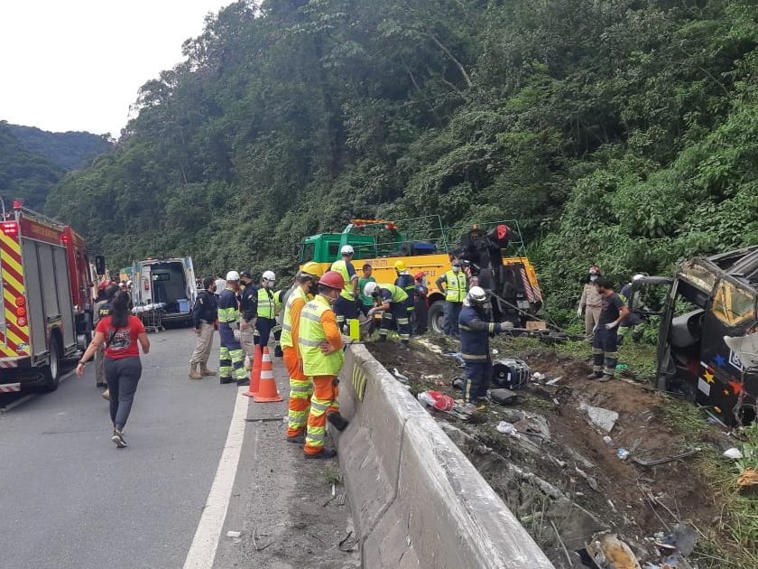 Tombamento de ônibus de turismo deixa mortos no Paraná Reprodução