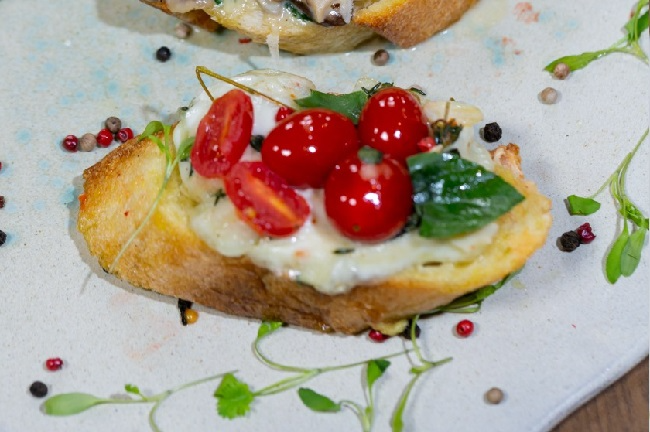 Brusquetas caprese, mix de cogumelos e brie com figo | Band Receitas