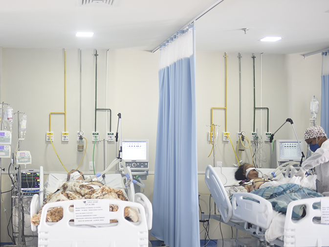 Pacientes com Covid internados em UTI do hospital São José Fabio Teixeira/Folhapress