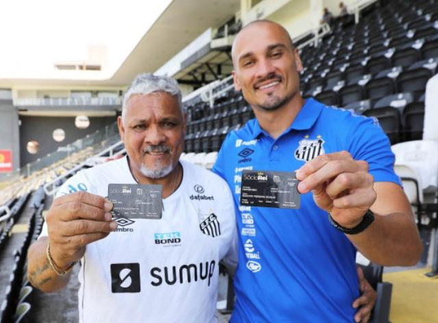 Maicon assinou o contrato e posou para fotos ao lado do pai Pedro Ernesto Guerra Azevedo/ Santos FC