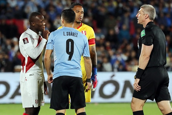 Daronco e jogadores de Uruguai e Perú. REUTERS/Raul Martinez