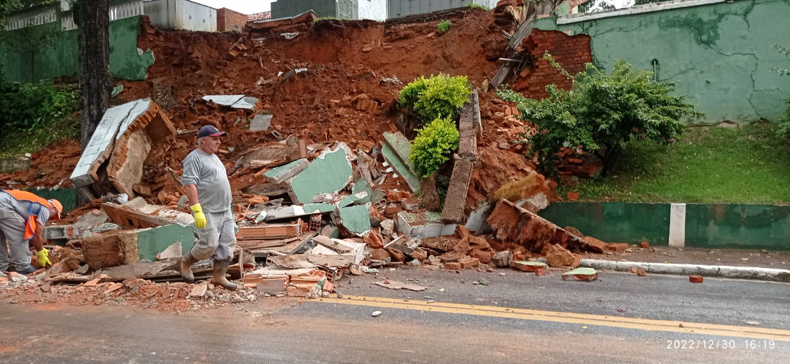 Chuva forte faz muro de cemitério cair em Paraibuna Divulgação/ Arquivo Band Vale