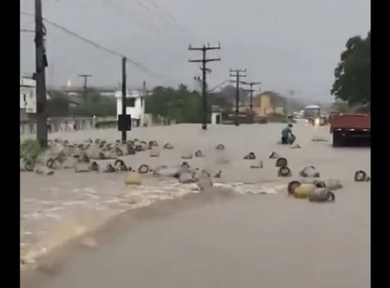 Chuvas na Bahia: enxurrada leva botijões de gás em Itabuna (BA); veja vídeo