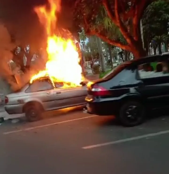 O veículo pegou fogo quando o dono tentou dar partida