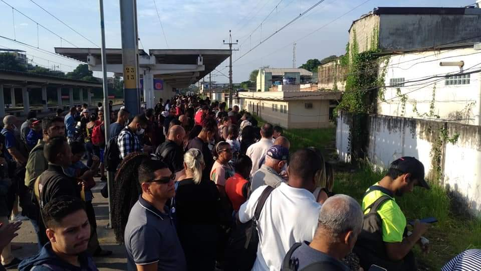 A superlotação é uma rotina dos passageiros que pegam trem no Rio Reprodução