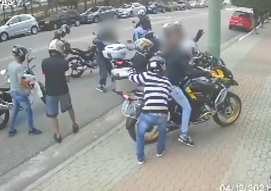 Vídeo: 11 ladrões fazem arrastão e roubam motos em SP