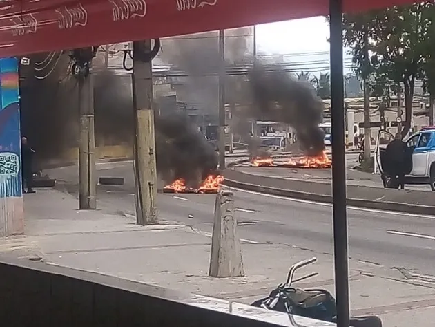Criminosos ateiam fogo e fecham ruas em Senador Camará e Bangu, no Rio 