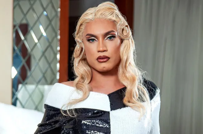 Aretuza Lovi é cantora e compositora drag queen