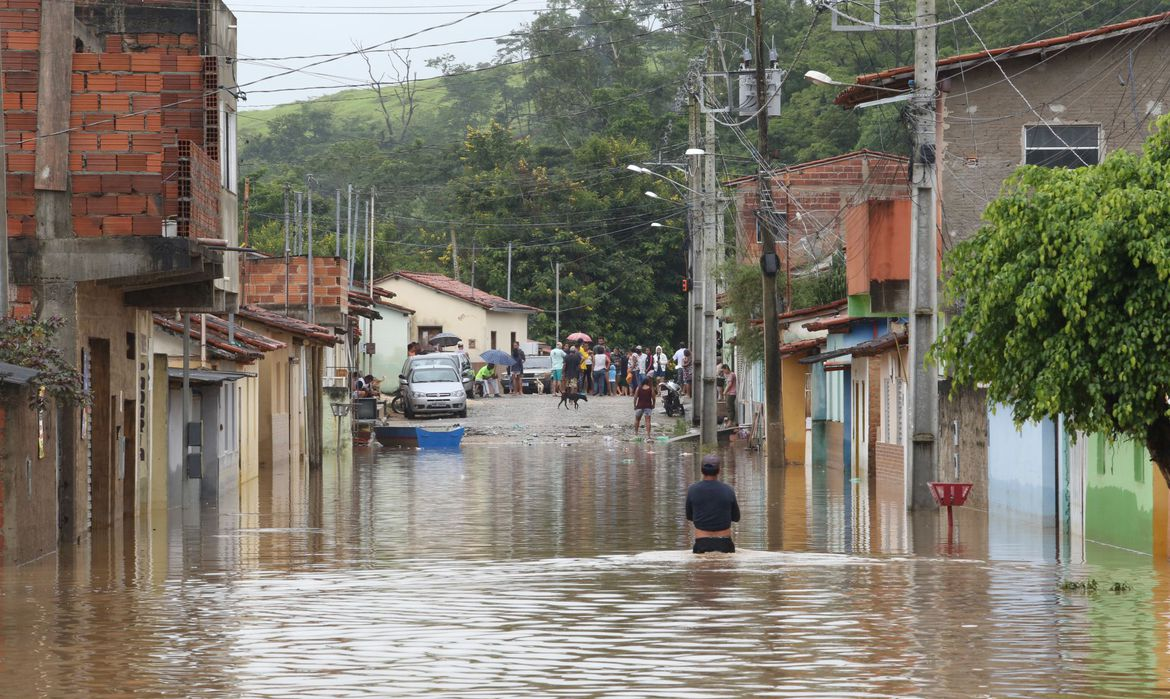 Chuvas em MG deixam 24 mortos e mais de 28 mil pessoas desabrigadas