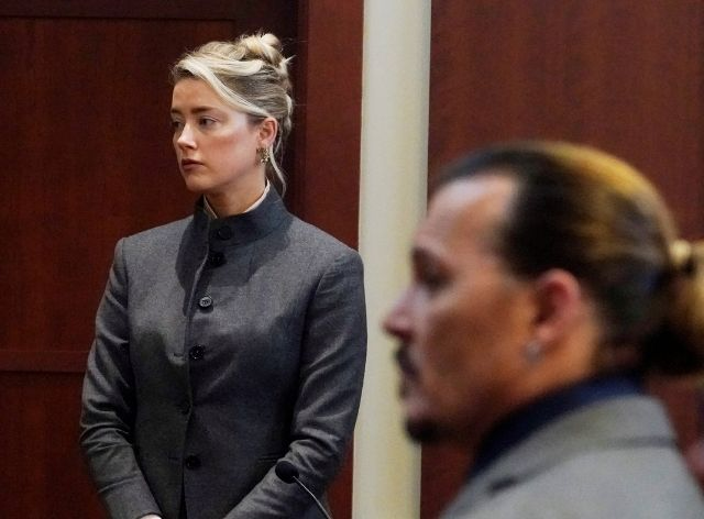 Amber Heard e Johnny Depp se enfrentam no tribunal Reuters