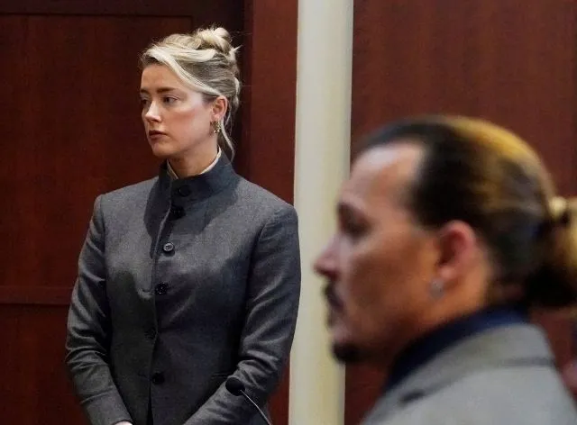 Amber Heard e Johnny Depp se enfrentam no tribunal