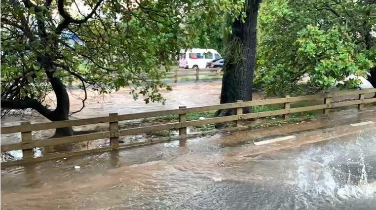 Chuva causou alagamento da Avenida Orosimbo Maia  Imagem/Fernanda Alves 