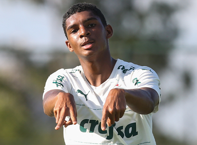 Palmeiras assina primeiro contrato profissional com joia da base de 16 anos