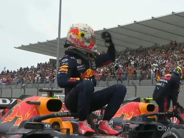 Verstappen comemorando sua terceira vitória na temporada 2021