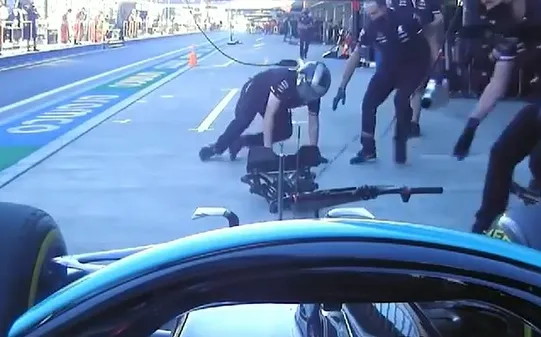 Hamilton acertou mecânico da Mercedes em cheio
