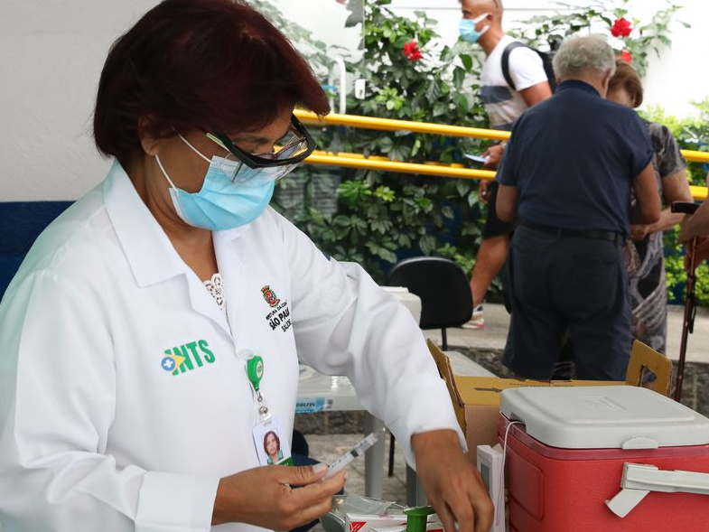 O contato é feito pelos funcionários do posto por telefone quando há vacinas perto do fim da validade Foto: Rovena Rosa/Agência Brasil