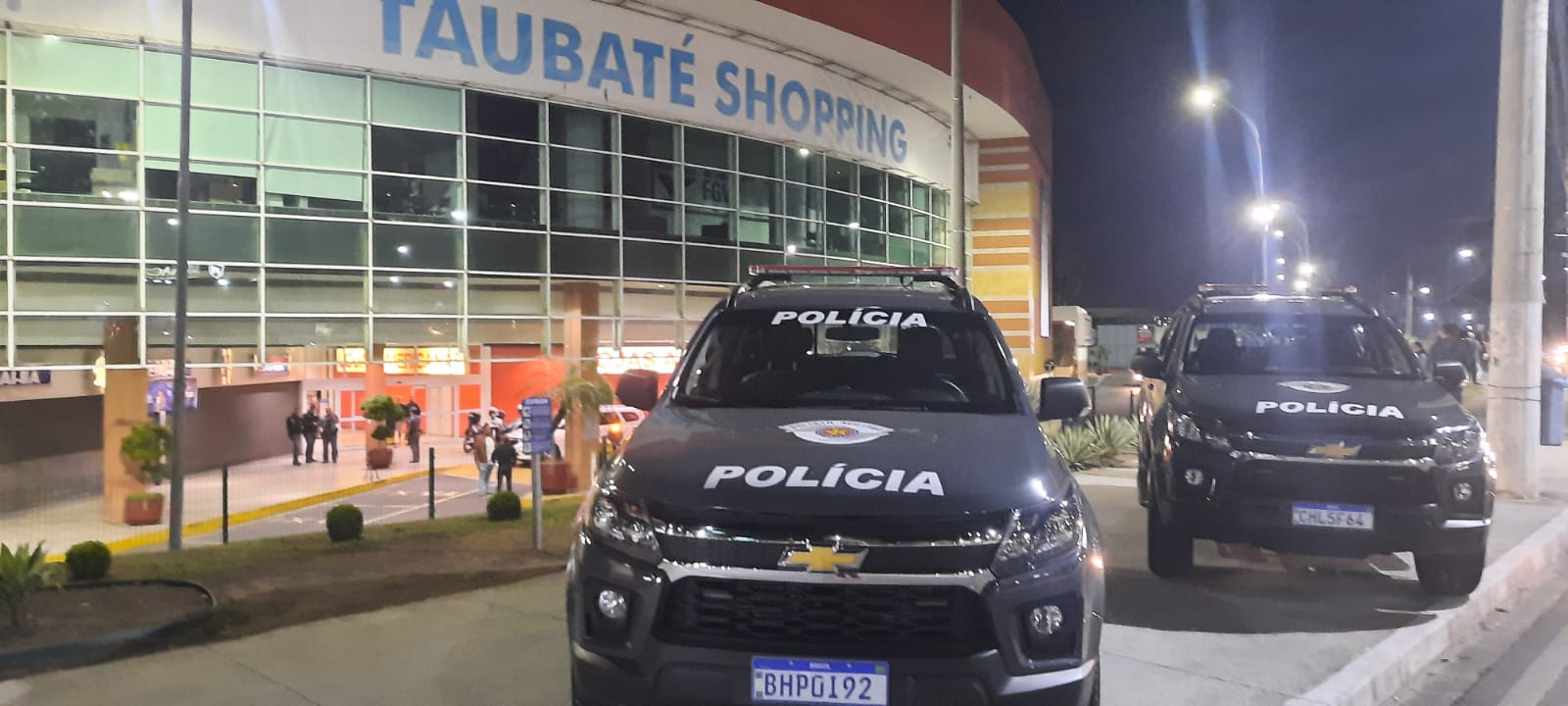 Bandidos invadem joalheria em shopping e funcionário é feito refém em Taubaté
