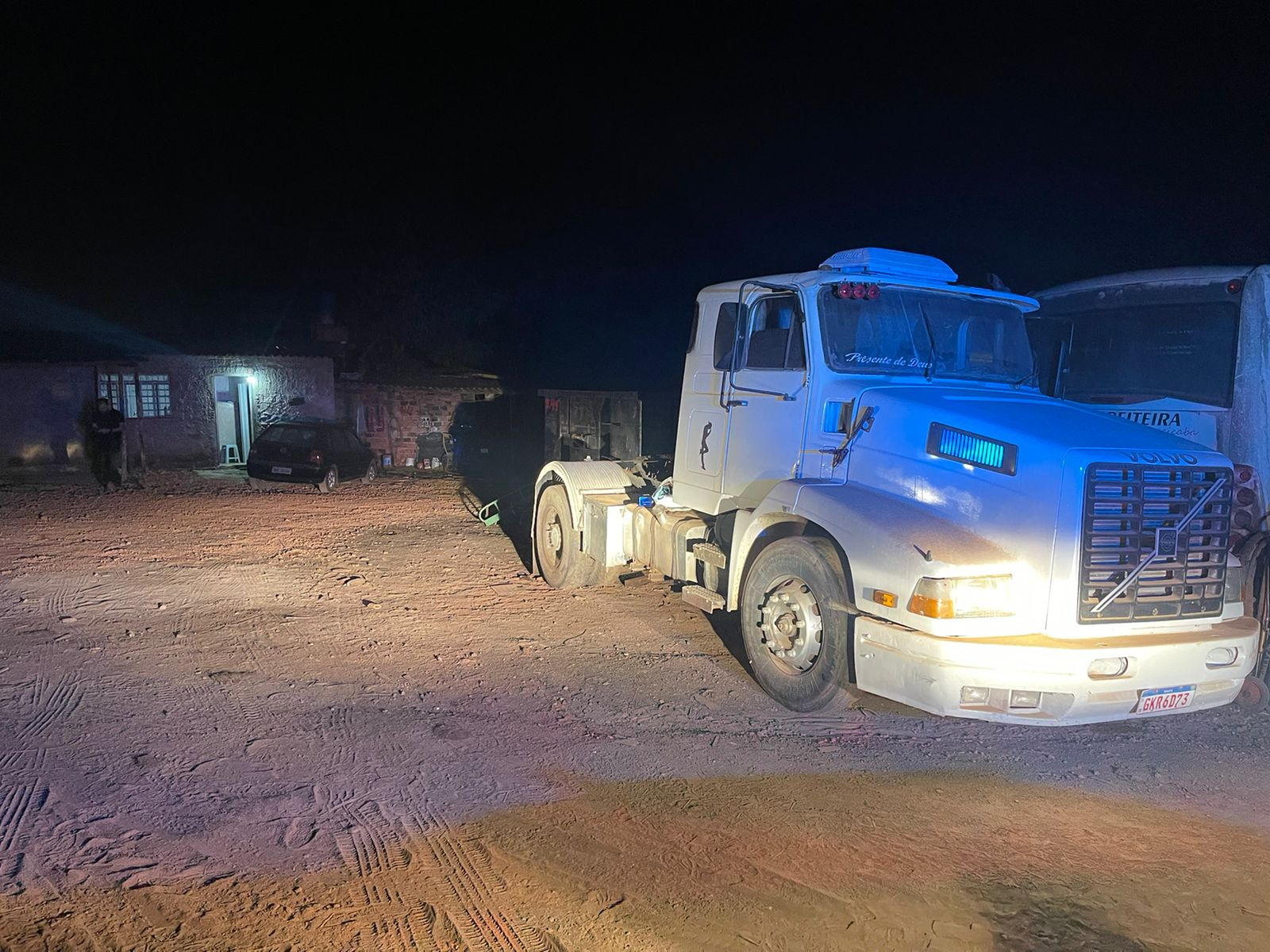 Foi recuperado um caminhão Volvo furtado em  Rio Claro (SP) Divulgação/DEIC