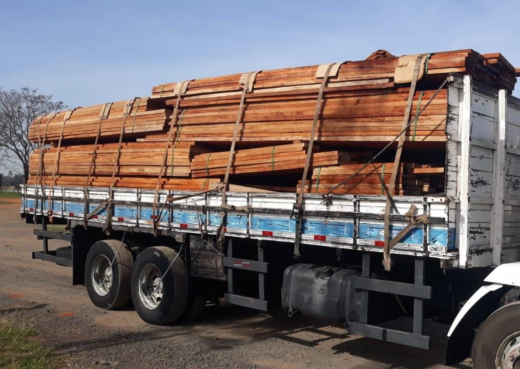Dois caminhões abordados por transporte irregular de madeira