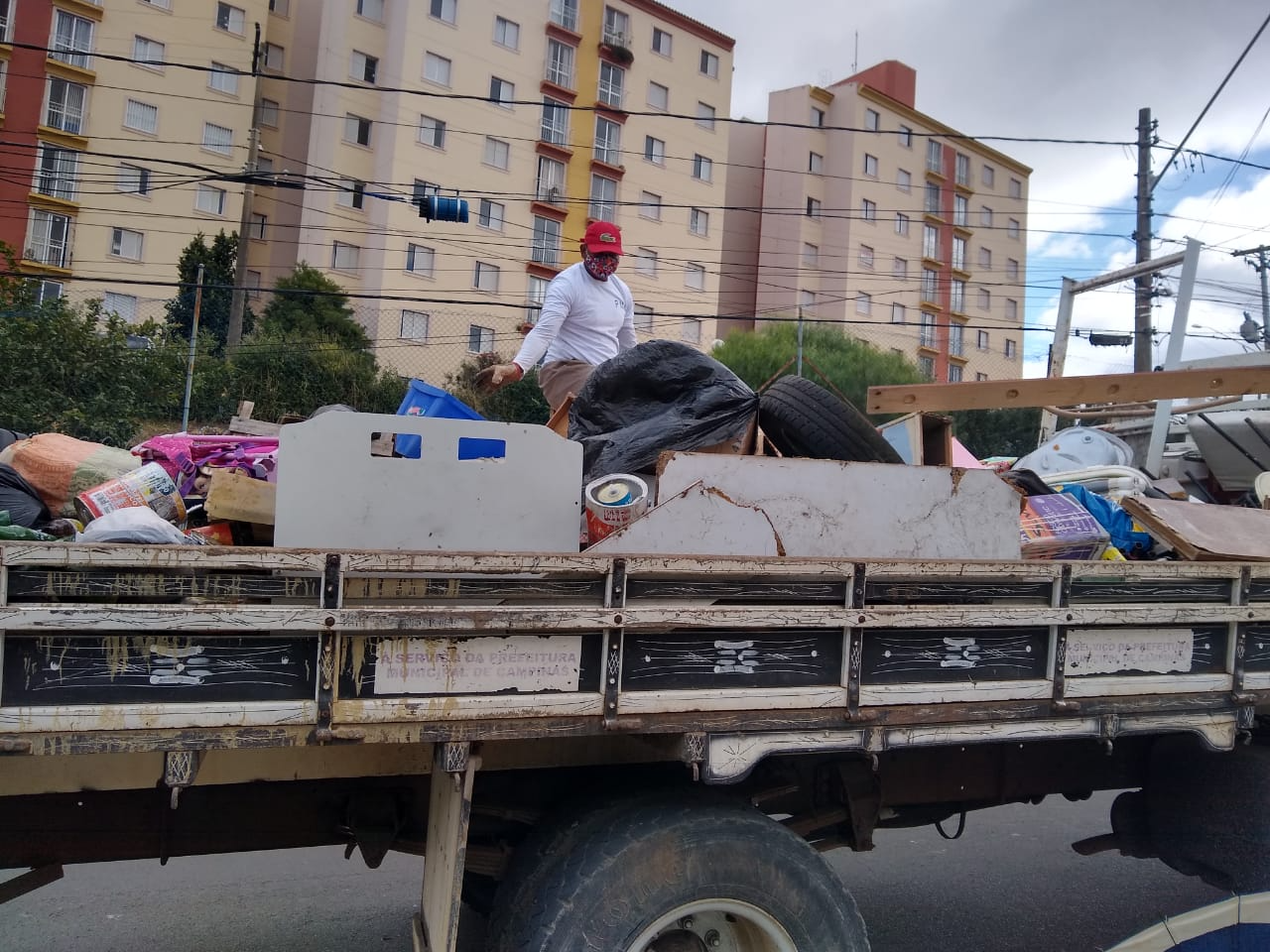 Caminhão leva objetos abandonados divulgação prefeitura