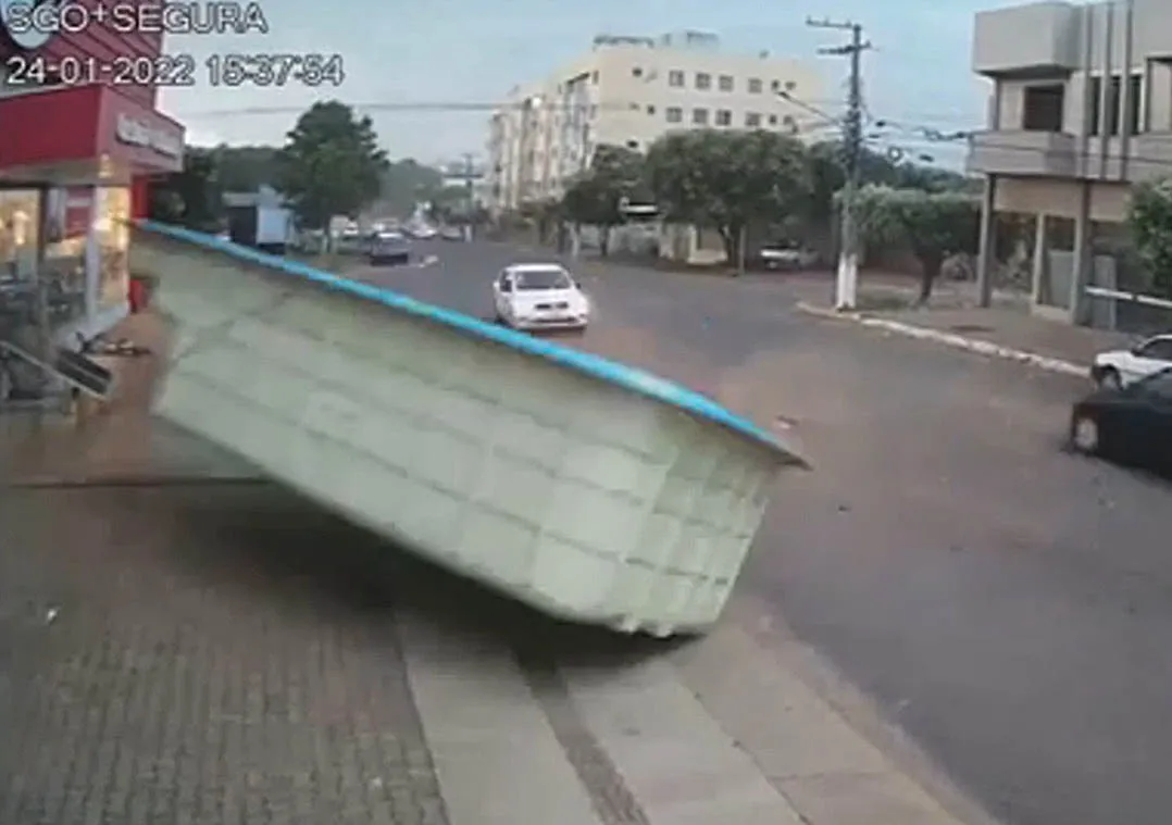 Vídeo: Piscina "voa" com vendaval e quase atinge carros no Mato Grosso do Sul