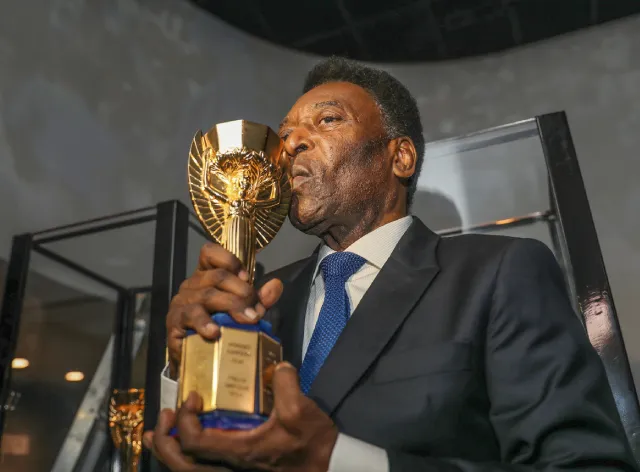 Conmebol sugere que Brasil troque três estrelas da camisa por corações para Pelé