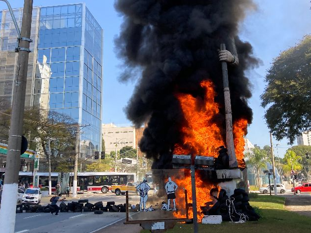 Estátua de Borba Gato foi incendiada em Santo Amaro, zona sul da capital Gabriel Schlickmann/iShoot/Folhapress